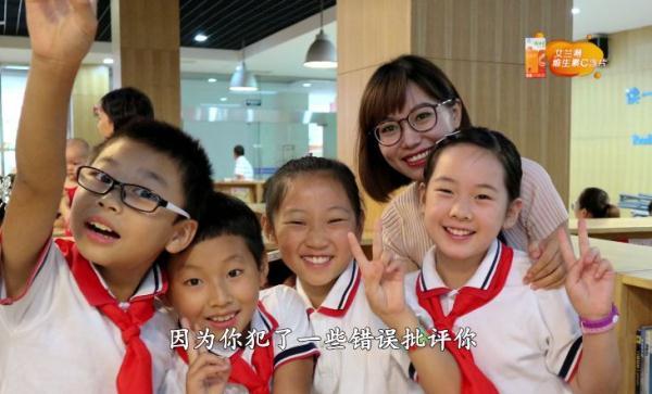 90后女老师爱的教育:坚持3年 每天给学生一个拥抱!