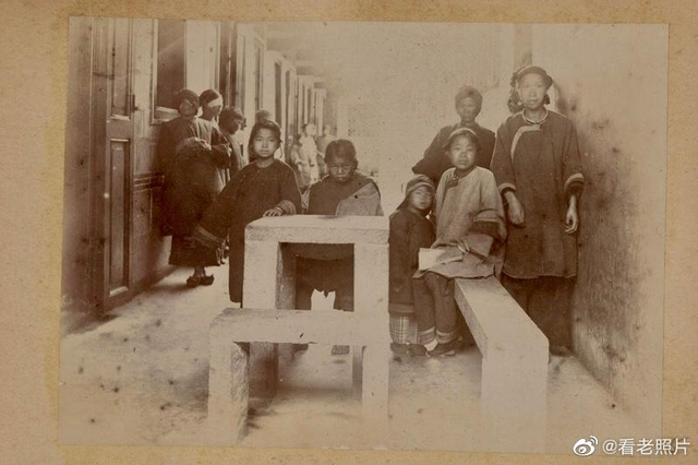 卑鄙龌龊老照片：青楼女子妖娆多姿，妇女露胸喂奶被孩子撕扯衣服