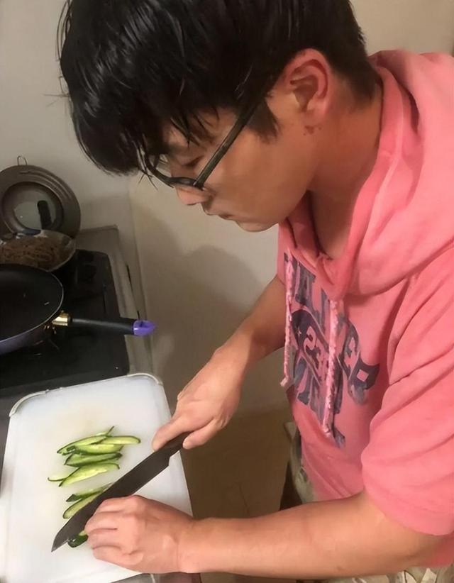 软饭男文君:被7任女友包养多年,生活公开后让人心服口服