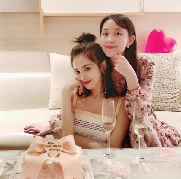 娜扎27岁生日姐姐为其庆生!姐妹俩颜值超高,深厚感情让人羡慕