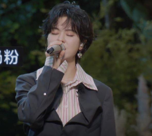 郁可唯和飞儿乐队新主唱韩睿合唱《我们的爱》,比起詹雯婷,差点