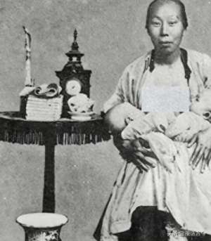 喂奶门事件完整照片(卑鄙龌龊老照片：青楼女子妖娆多姿，妇女露胸喂奶被孩子撕扯衣服)