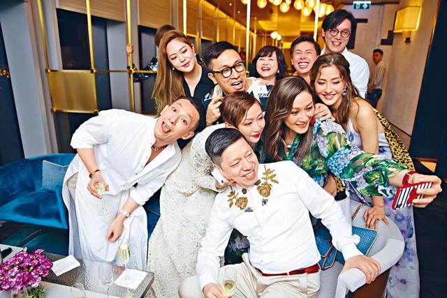 他是慕诗国际创始人,4台衣车起家19岁与太太结婚,3子女皆优秀