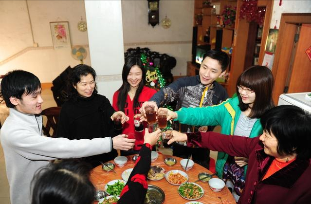 泰国“人妖皇后”,嫁给中国富豪,两人结婚8年,如今怎样了