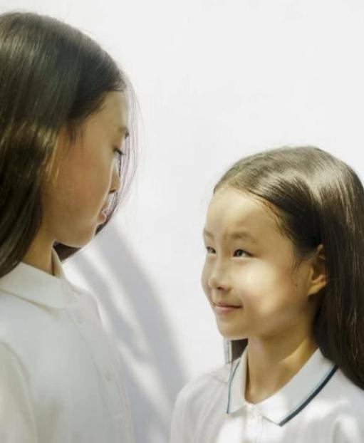 佟大为孩子近照:儿子呆萌大女儿恬静淑女,二女儿被质疑不是亲生