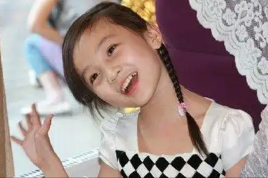 林妙可,丰胸门、陪酒门、炫富门,为啥人们总跟这个小女孩过不去