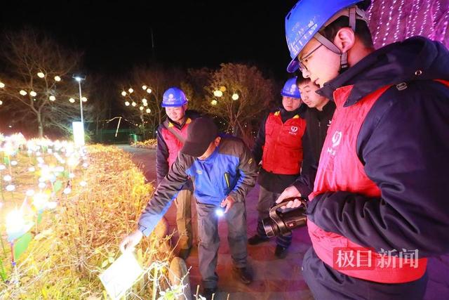 “鄂电红马甲”寒夜里开展电力特巡，为迎春灯会保驾护航