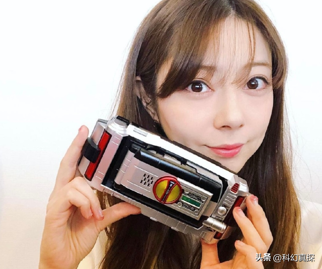 为艺术献身的女星,曾出演假面骑士女主——芳贺优里亚