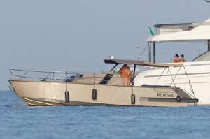 浪漫爱情(不打码都没法看，C罗和乔治娜度假时遇到一对全裸情侣在甲板上亲热)