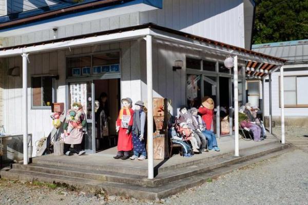 日本村庄人口严重衰减,用数百布偶代替真人营造人气,形同恐怖片