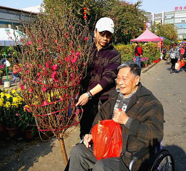 父亲很平凡，但父亲很温暖