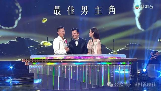 吕良伟手抱鲜花度腊八,娶细13年豪门娇妻后过舒适人夫生活