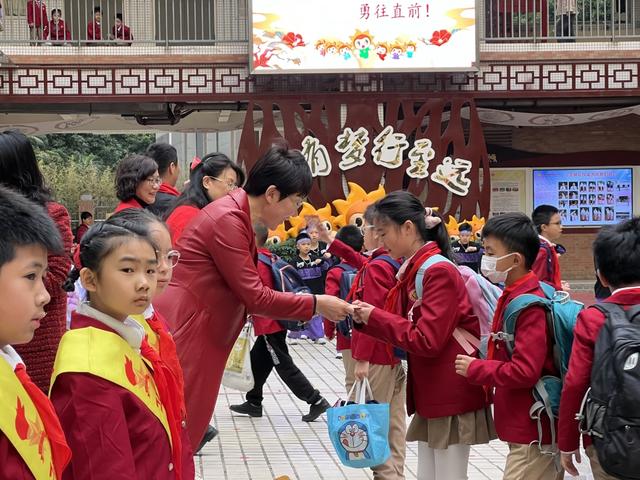 机器狗、哪吒、醒狮齐上阵!广州中小学开学现场“花式整活”→