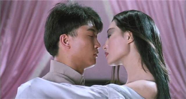 1985年,洪金宝退居幕后,林正英挑大梁,开启了“僵尸片”大时代