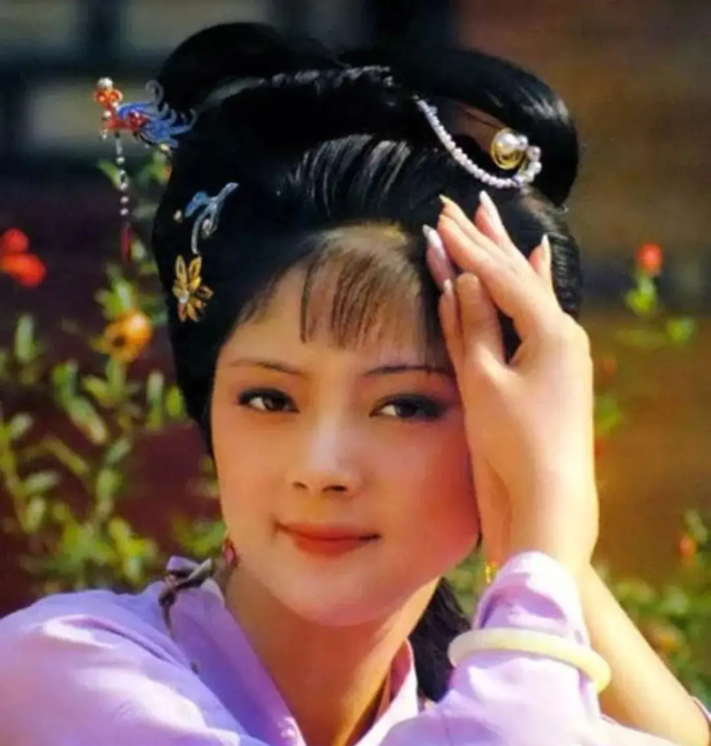 同样是演“薛宝钗”，把张莉和傅艺伟，放在一起看，差别就出来了