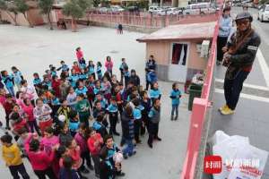 褚乔(凡人歌丨背着吉他越过高山和海 他在成都街头唱起环游世界时写下的歌)