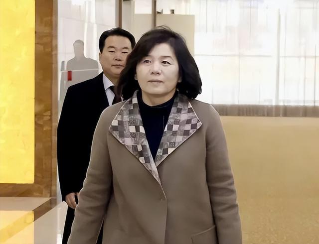 朝鲜女外长:孤儿出身12岁留华,养父是3号人物,如今霸气侧漏