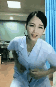 女子在夜店与型男互动,用嘴投喂瞬间引爆全场,围观众女羡慕不已