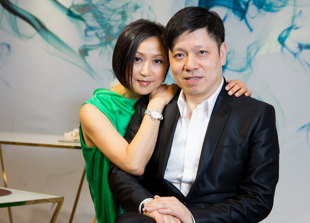 他是慕诗国际创始人,4台衣车起家19岁与太太结婚,3子女皆优秀