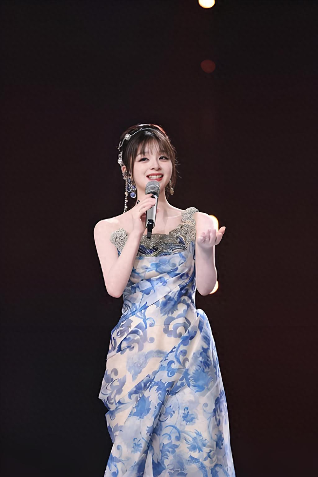 日本二次元女王——美依礼芽,元气偶像的魅力着实强大。