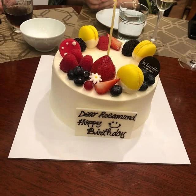 关之琳晒57岁生日照,与三位年轻男士合影,喝醉脸红如少女