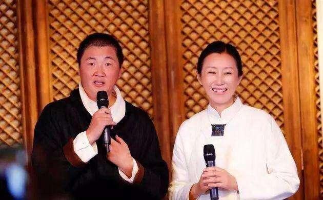 孙楠与妻子潘蔚双双幸福肥很有夫妻相,给老婆夹菜亲吻脸颊超有爱