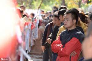 自视清高(“有车有房，还怕40岁娶不到20岁姑娘？”“自视清高，活该光棍”)