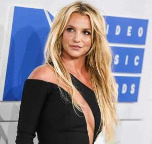 布兰妮(43岁的布兰妮：小儿子已经17岁了，继承了她的颜值，身高180很帅)