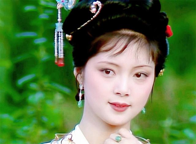 同样是演“薛宝钗”，把张莉和傅艺伟，放在一起看，差别就出来了