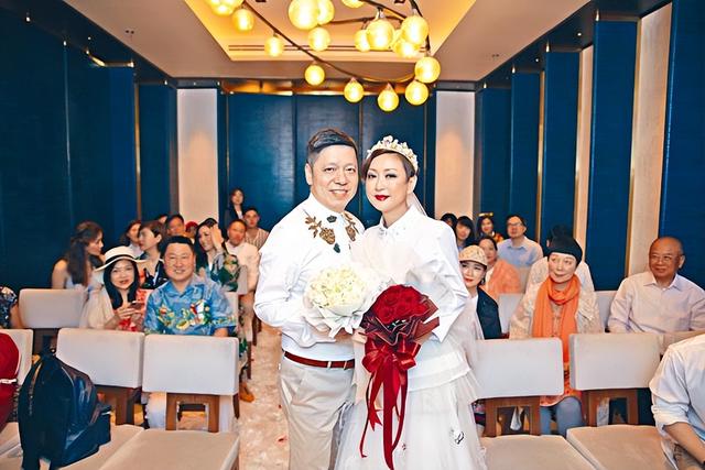 他是慕诗国际创始人,4台衣车起家19岁与太太结婚,3子女皆优秀