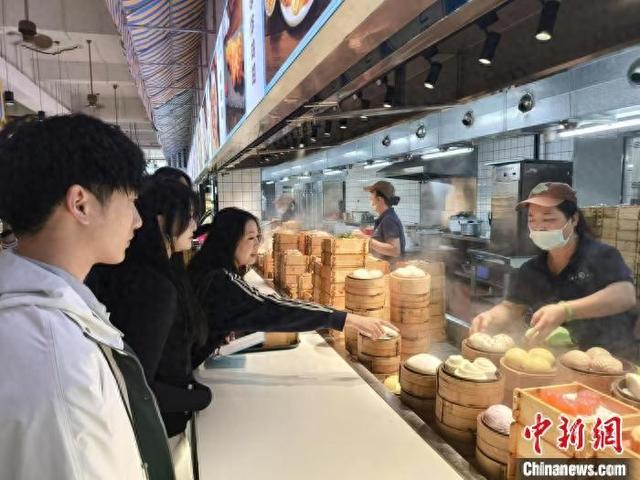 澳大利亚华裔青年“揽”琼岛:喝老爸茶,体验海南人的休闲情趣
