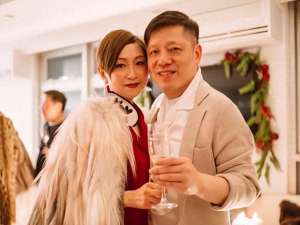 陈柏熹(他是慕诗国际创始人，4台衣车起家19岁与太太结婚，3子女皆优秀)