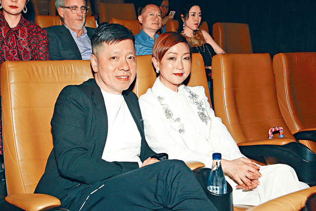 他是慕诗国际创始人,4台衣车起家19岁与太太结婚,3子女皆优秀