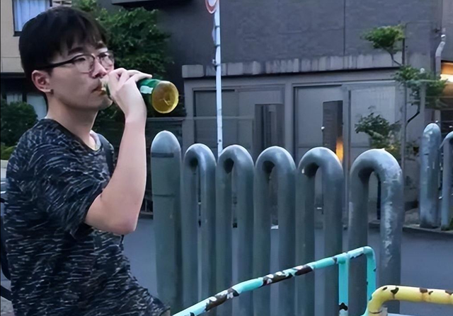 软饭男文君:被7任女友包养多年,生活公开后让人心服口服