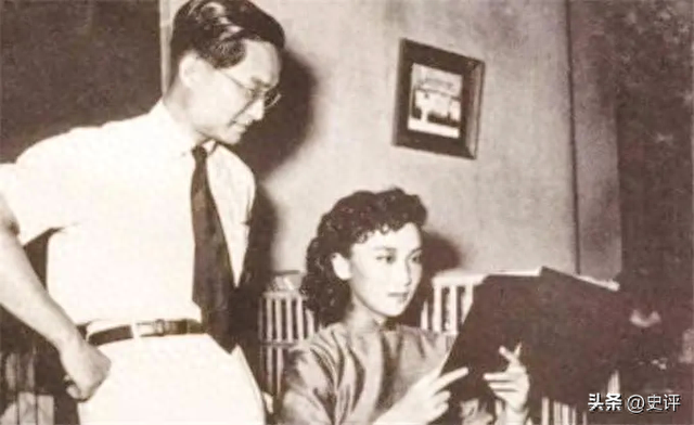 1976年,金庸带林乐怡到医院孕检,结果遇到朱玫,...