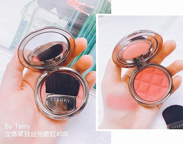 脸颊上的一抹红晕,就是初见心动的模样