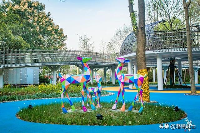南京浦口凤凰山公园,这里有一座地标建筑,可以俯瞰城市绝美风光