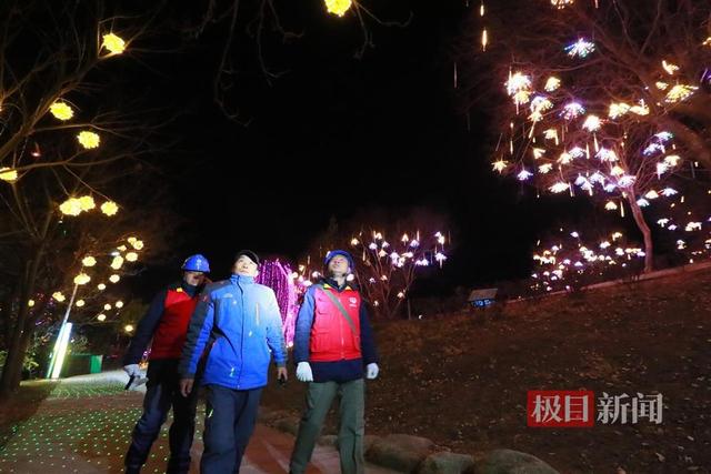 “鄂电红马甲”寒夜里开展电力特巡，为迎春灯会保驾护航
