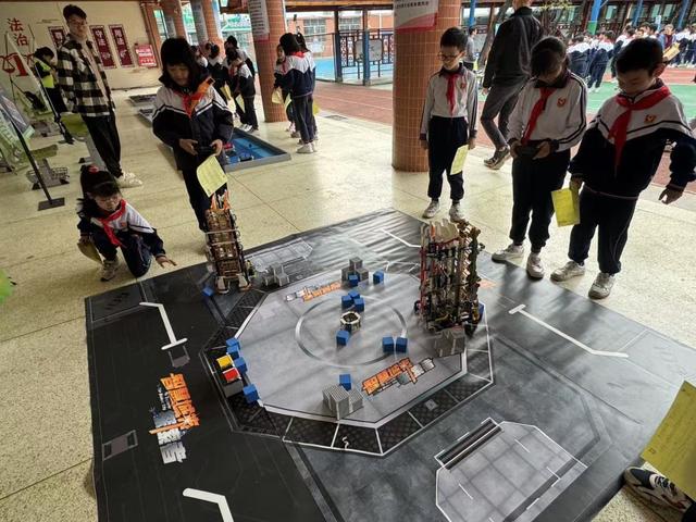 机器狗、哪吒、醒狮齐上阵!广州中小学开学现场“花式整活”→