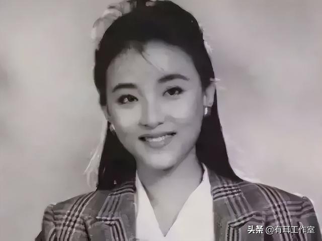 1994年,杨澜和银行职员丈夫离婚,转身嫁给身价100亿的吴征