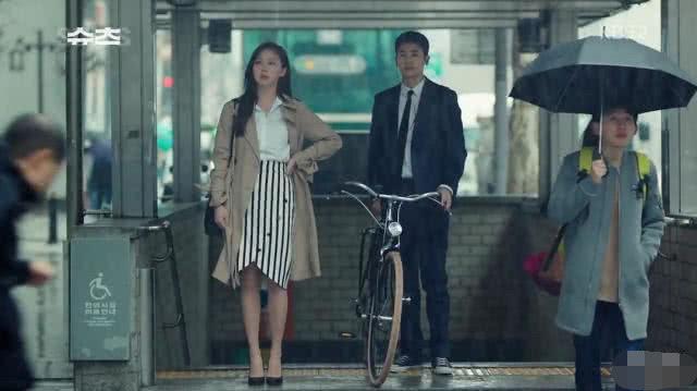 朴施厚新剧创高分,42岁仍保持鲜肉颜值,女主曾和梅根演同一角色