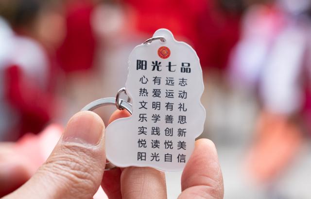 机器狗、哪吒、醒狮齐上阵!广州中小学开学现场“花式整活”→
