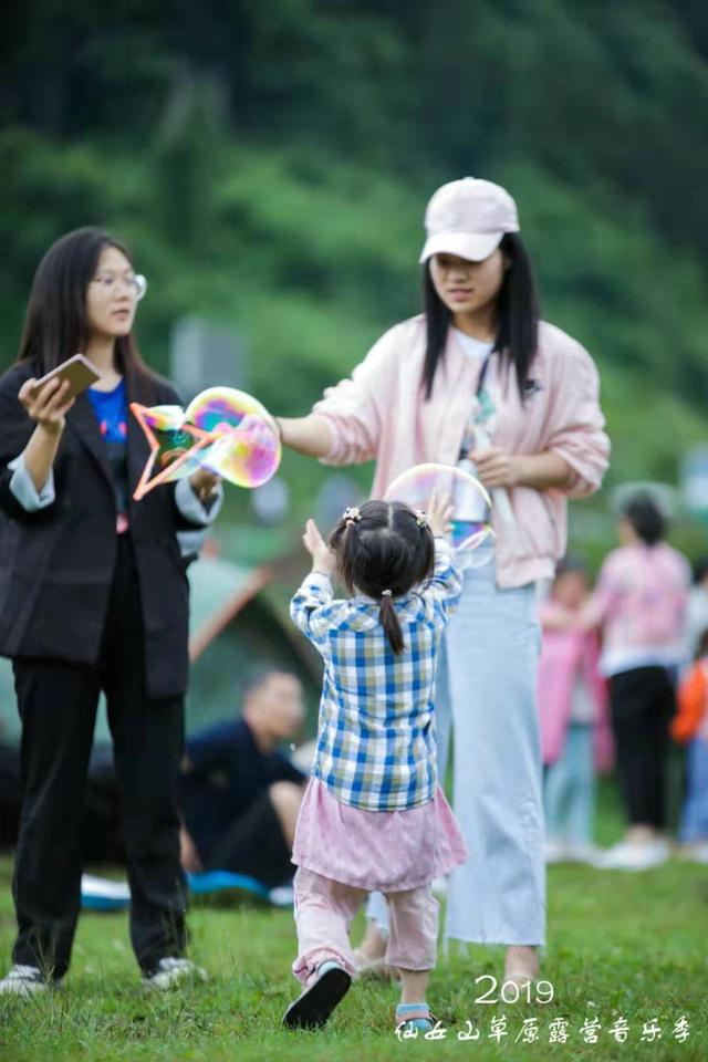 现场万人合唱《千年等一回》高胜美引爆仙女山露营音乐周