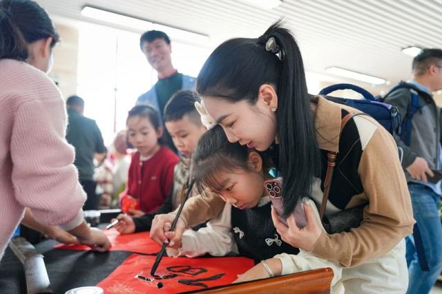 机器狗、哪吒、醒狮齐上阵!广州中小学开学现场“花式整活”→