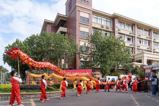 机器狗、哪吒、醒狮齐上阵!广州中小学开学现场“花式整活”→
