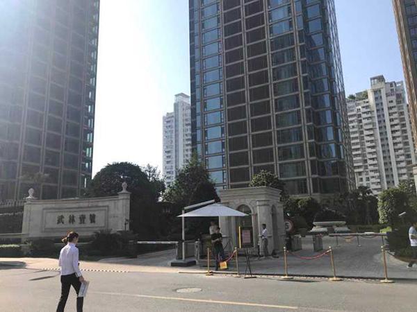杭州女子胜诉丈夫婚外赠与三千余万案,其夫前情人豪宅被强腾