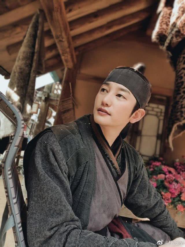 朴施厚新剧创高分,42岁仍保持鲜肉颜值,女主曾和梅根演同一角色