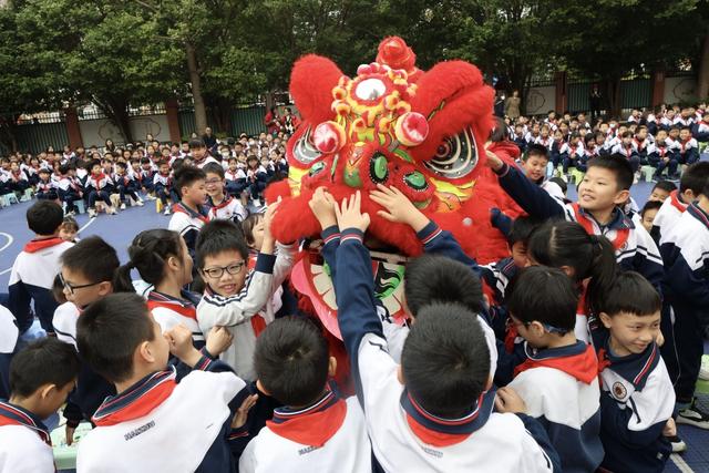 机器狗、哪吒、醒狮齐上阵!广州中小学开学现场“花式整活”→