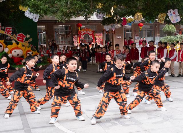 机器狗、哪吒、醒狮齐上阵!广州中小学开学现场“花式整活”→