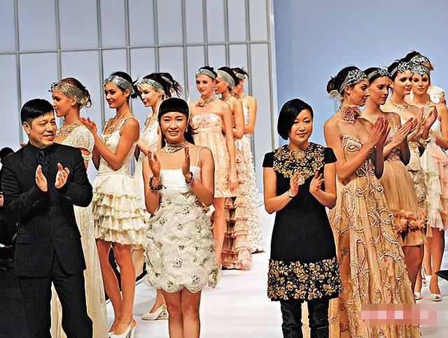 他是慕诗国际创始人,4台衣车起家19岁与太太结婚,3子女皆优秀
